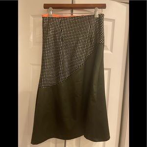 Knee length skirt with asymmetric paete.